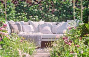 Bild von romantischer, gemütlicher Sitzgelegenheit im Garten.