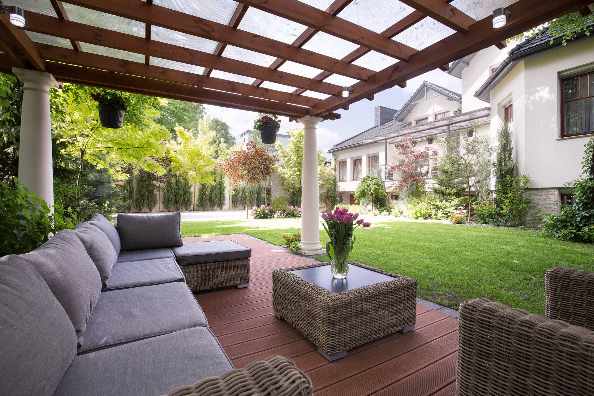 Foto von gemütlicher Sitzecke im Garten, mit Gartenmöbeln auf einer Terrasse