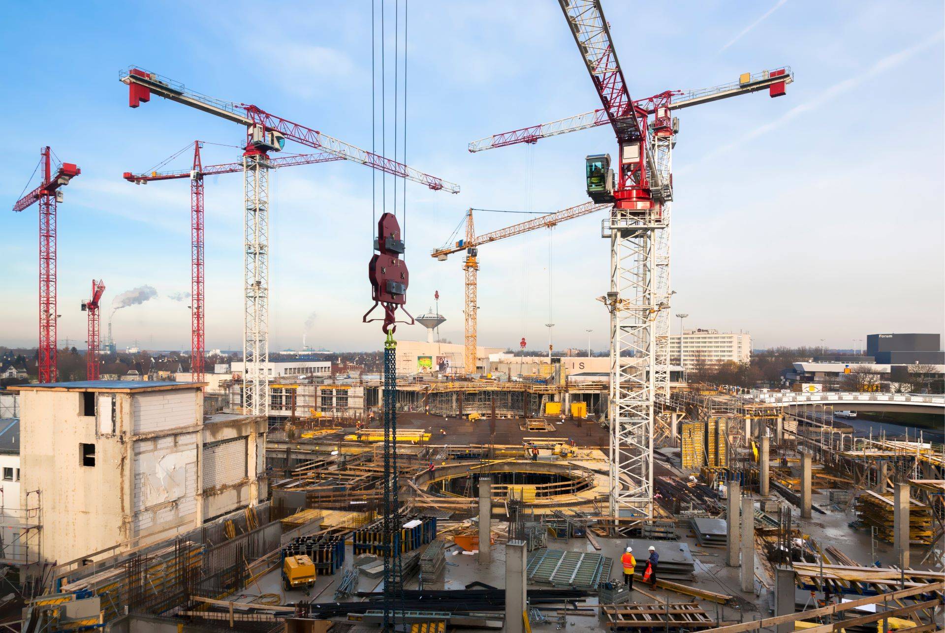 Große Baustelle mit Kränen in NRW