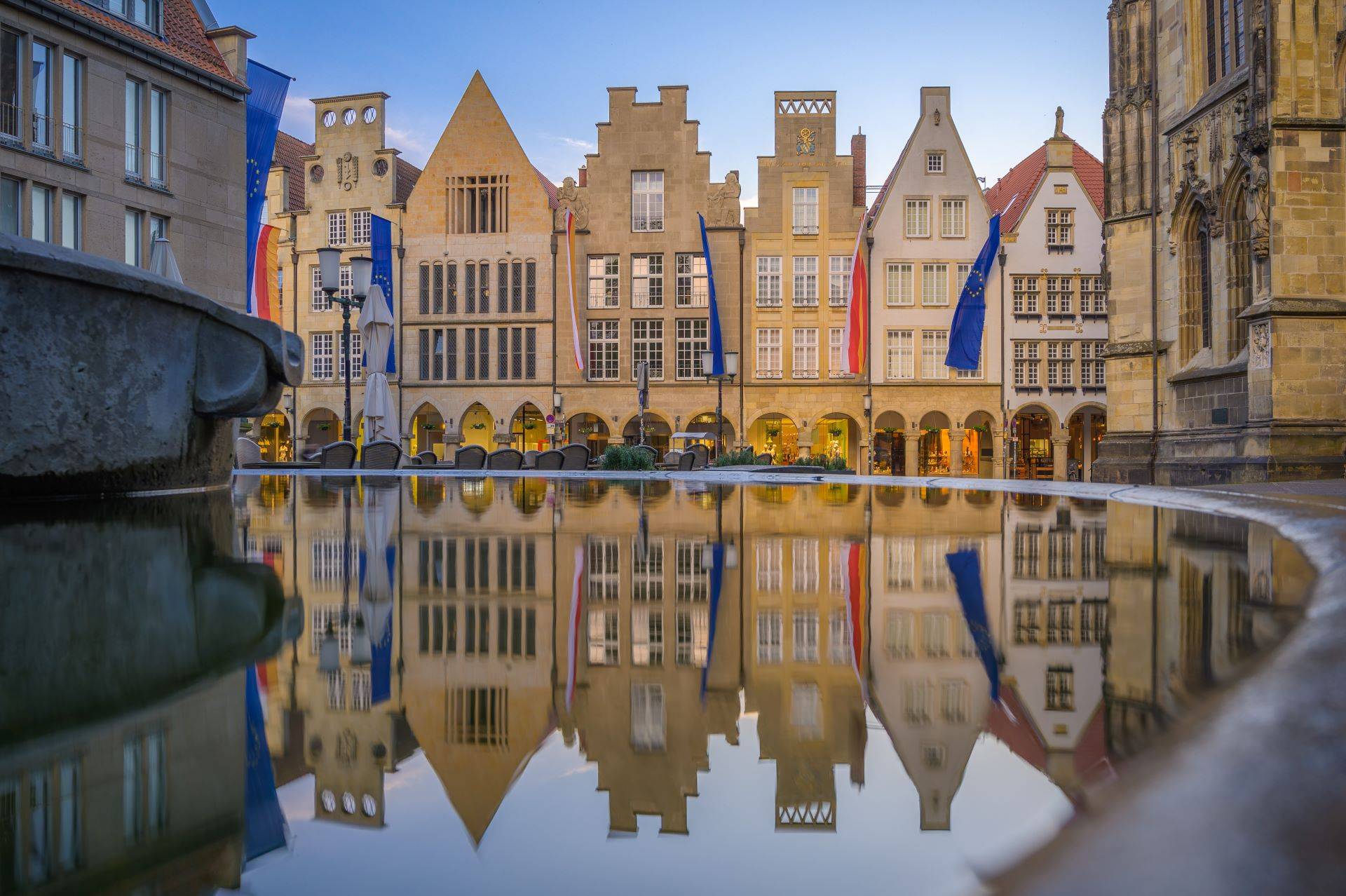 Prinzipalmarkt in Münster mit Spiegelung im Brunnenwasser