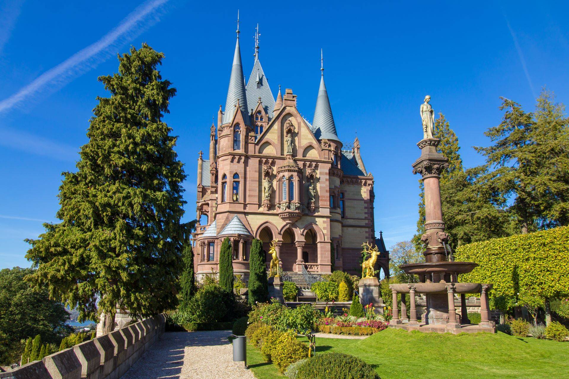 Schloss Drachenburg in Königswinter, umgeben von Gärten und Natur