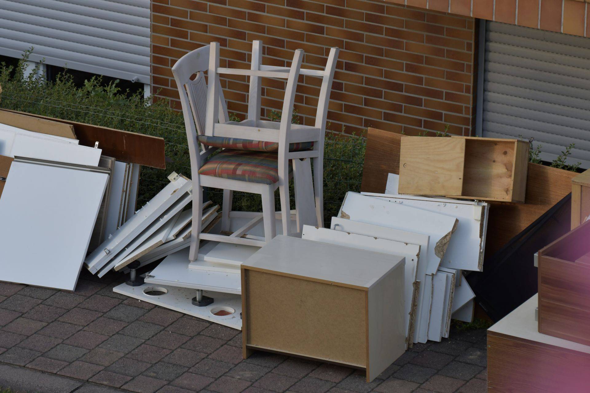 Sperrmuell mit alten Moebeln und Holzresten vor einem Wohnhaus – Symbolbild fuer Entruempelung oder Haushaltsaufloesung in Essen
