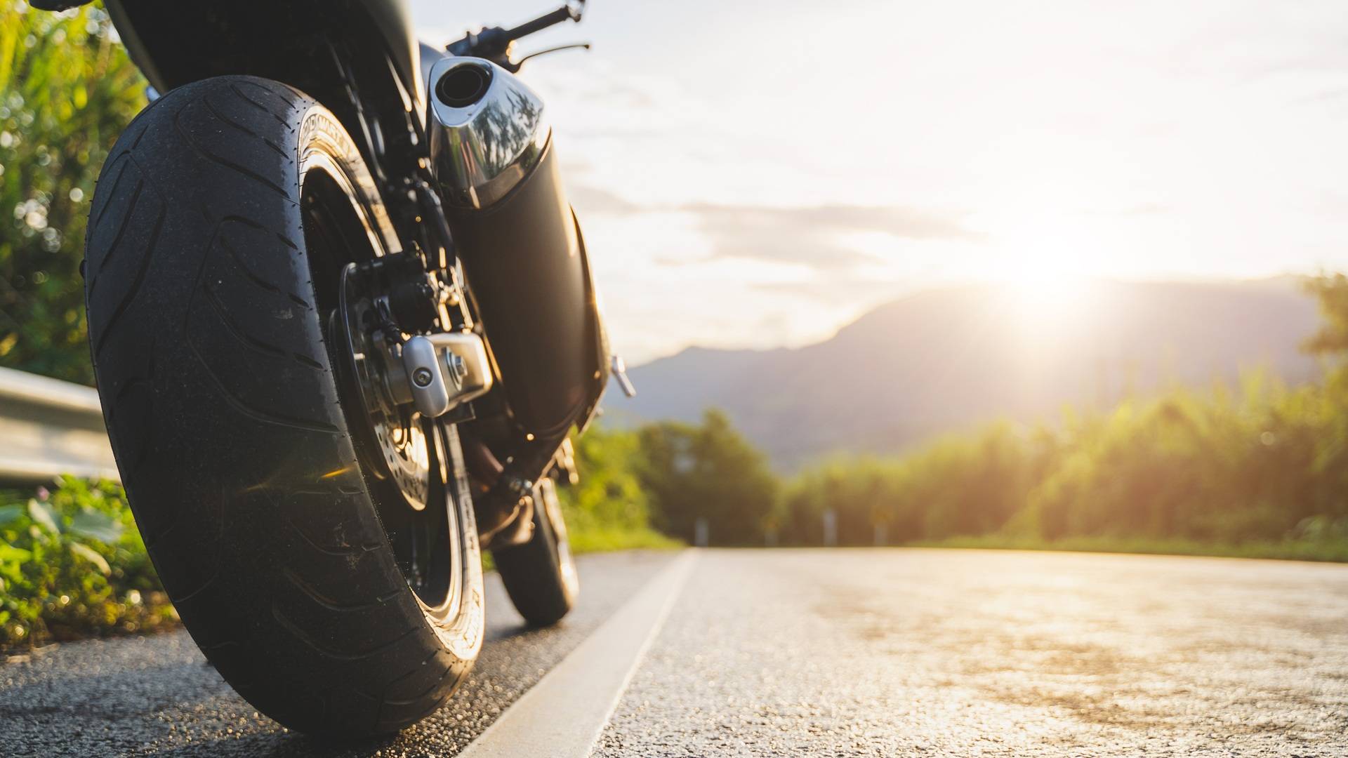 Motorradreifen im Abendlicht | HJC Helm