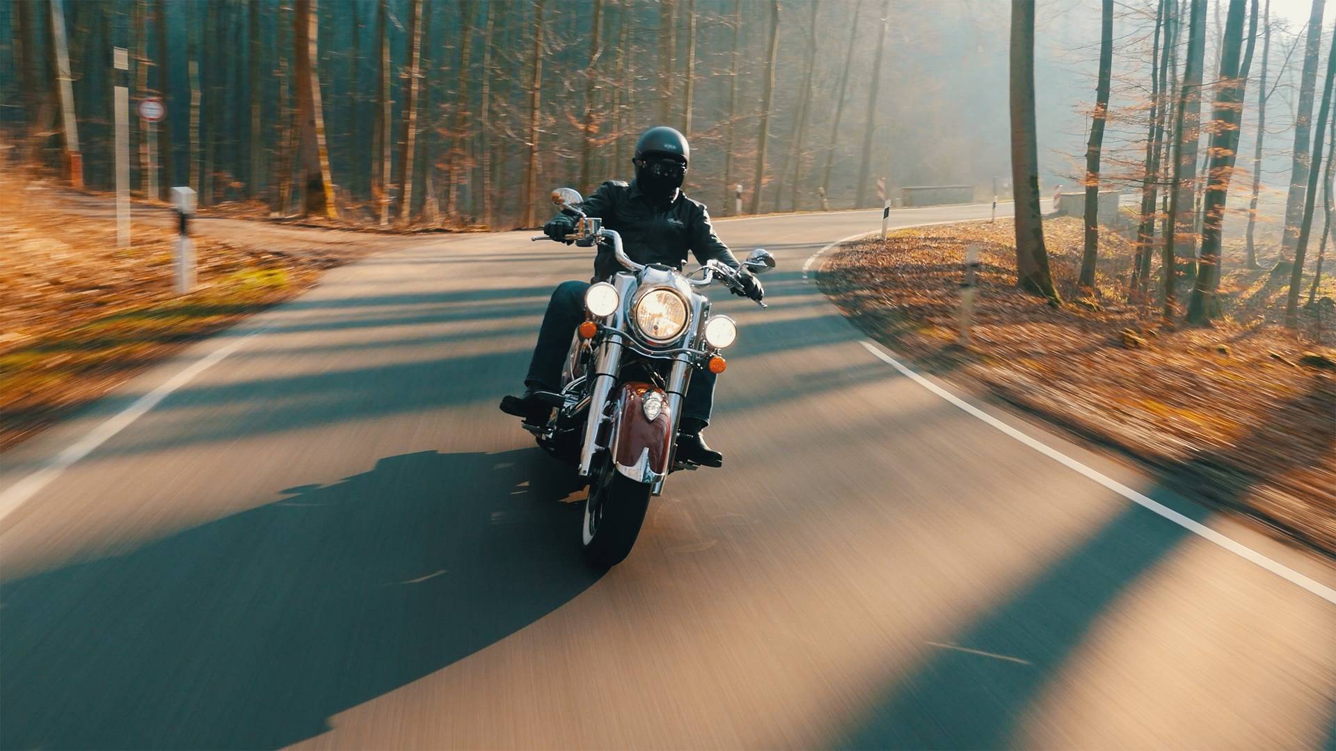 Motorrad auf Waldkurve | HJC Helm