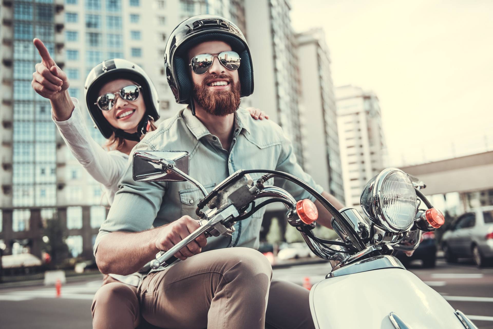 Stadtfahrt mit Motorroller | HJC Helm