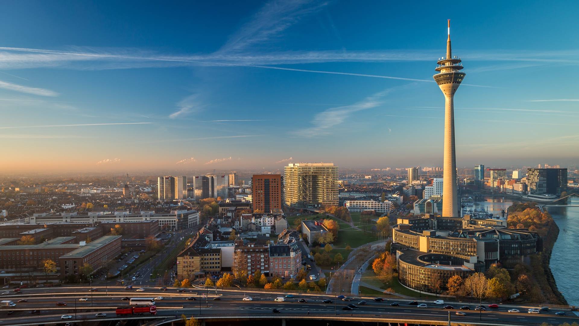 Skyline mit Rheinturm bei Sonnenaufgang | Escort Service Düsseldorf