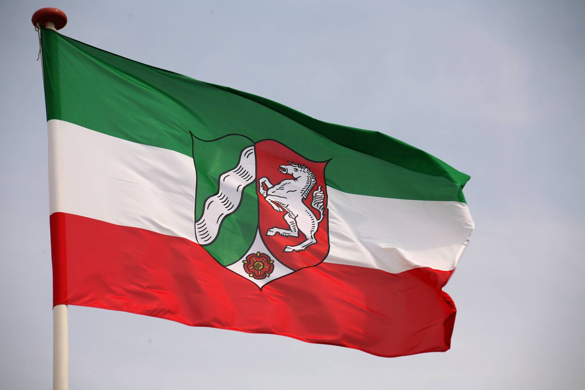 NRW-Landesflagge im Wind | Escort Service Düsseldorf