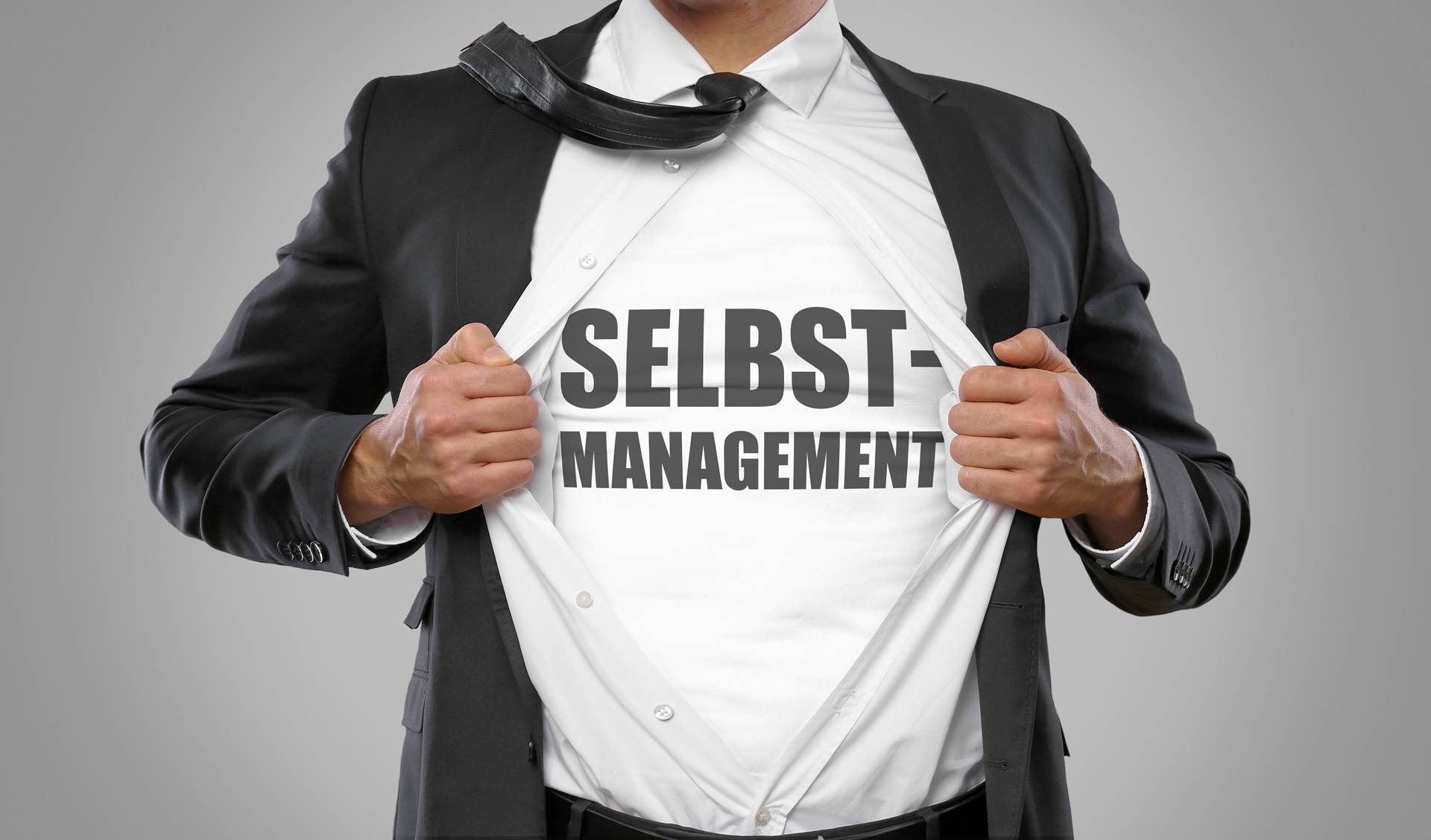 Mann mit Shirt-Aufdruck Selbstmanagement | Masterarbeit schreiben lassen