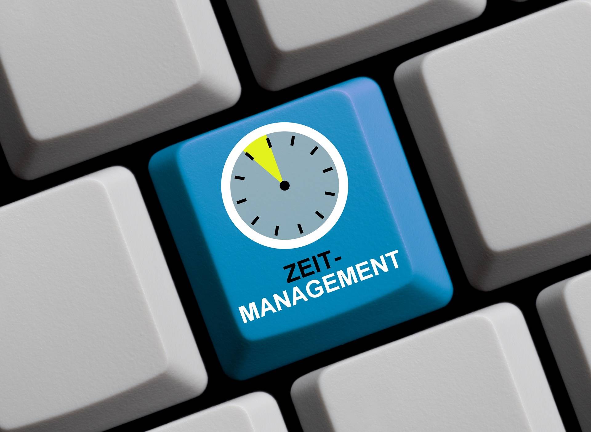 Zeitmanagement als Taste auf Tastatur | Masterarbeit schreiben lassen