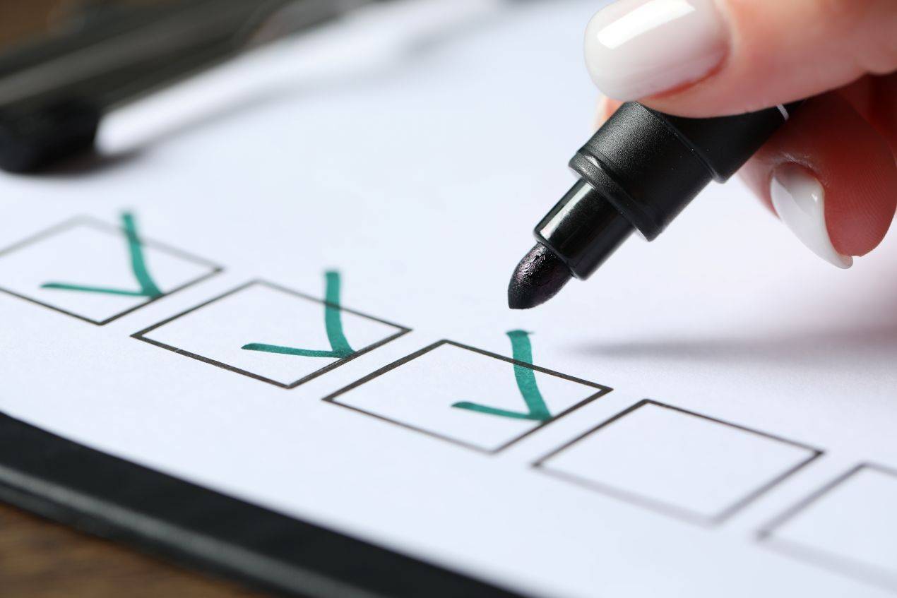 Abgehakte Checkliste mit grünem Marker – Planungstool für Düsseldorf Tagungsräume