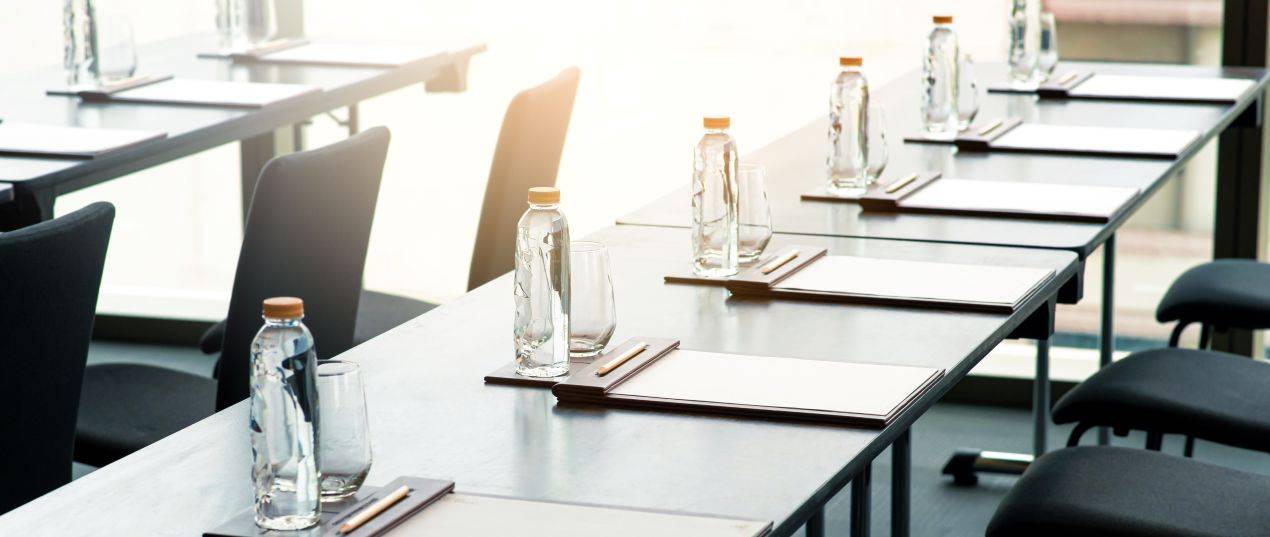 Gedeckter Konferenztisch mit Wasserflaschen – stilvolle Ausstattung von Düsseldorf Tagungsräume