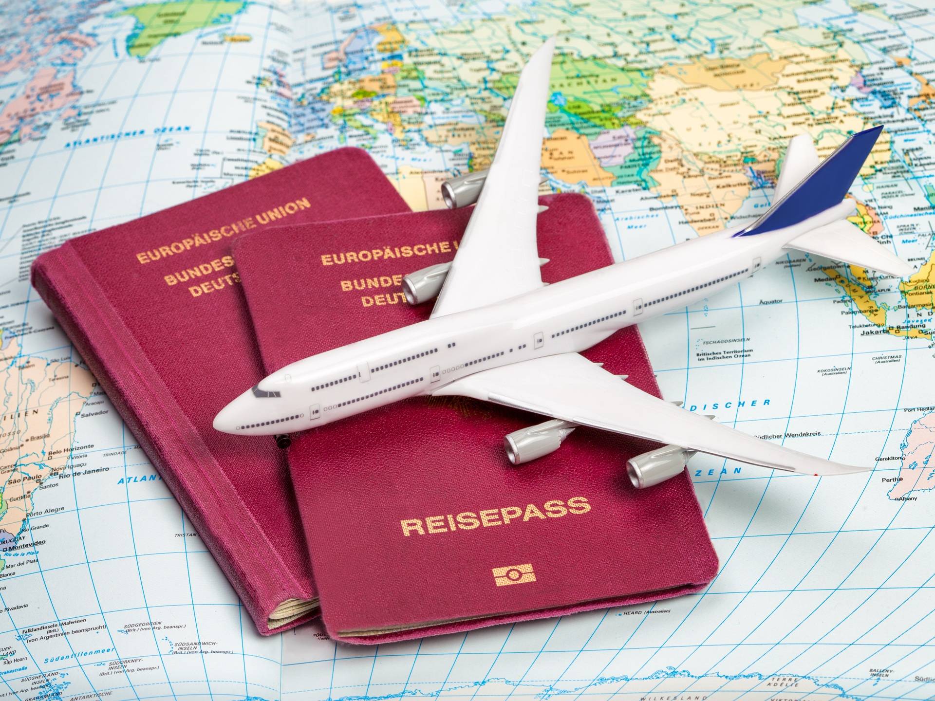 Reisepaesse mit Flugzeug und Weltkarte | Haushaltsauflösung Wuppertal

