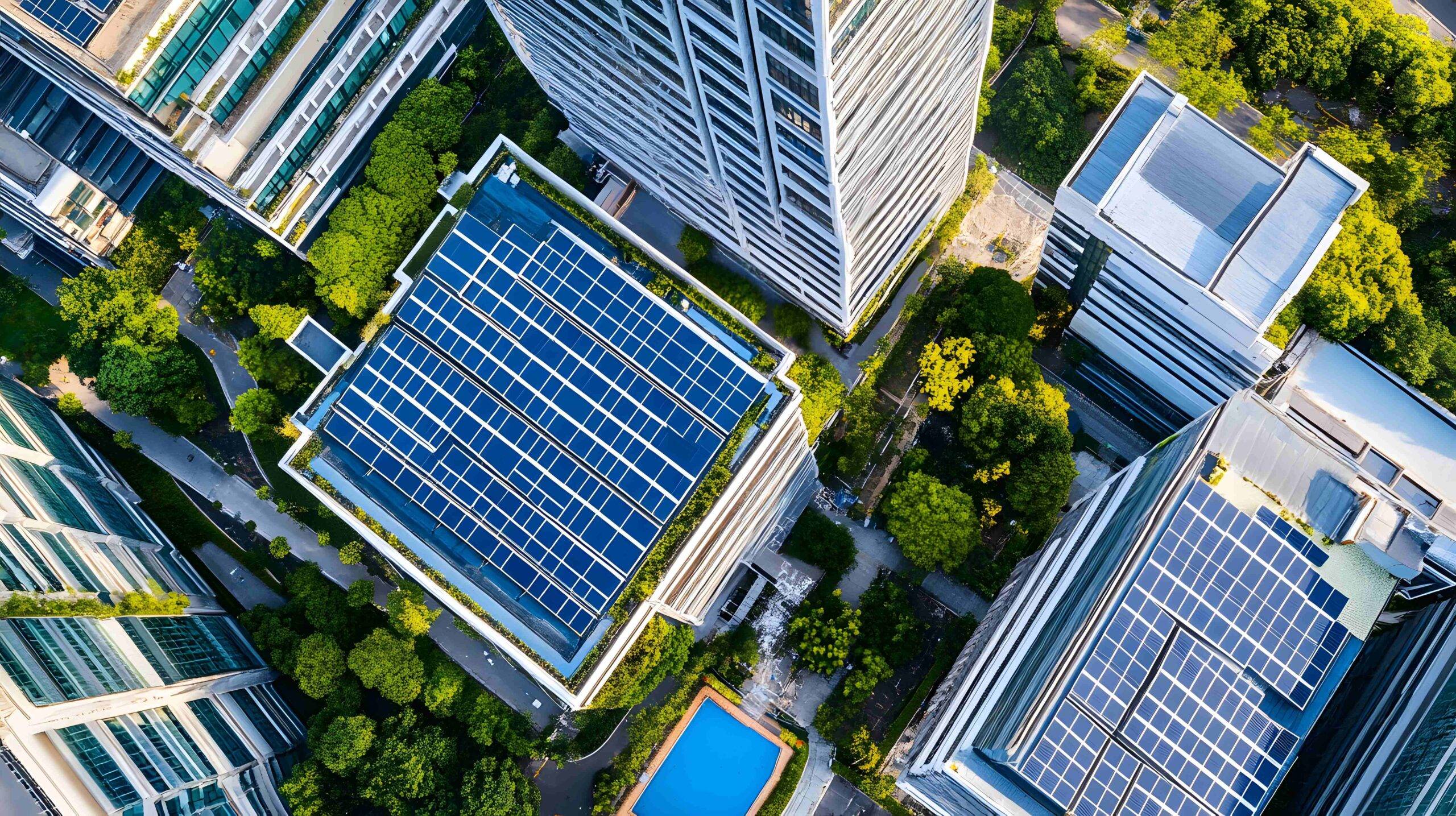 Erhöhter Blick auf moderne städtische Gebäude mit Solarpanels auf dem Dach.