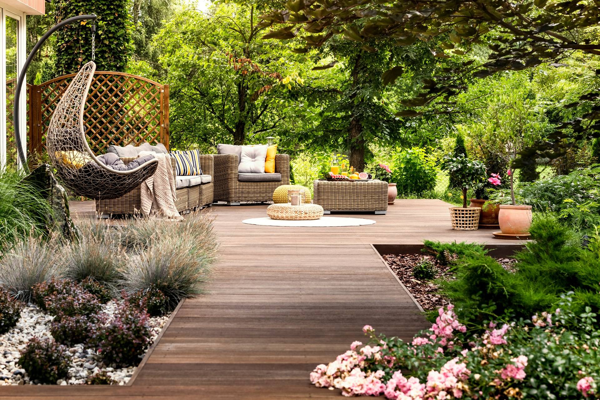 Holzterrasse mit Gartenlounge im Grünen | Mülltonnenbox 4er

