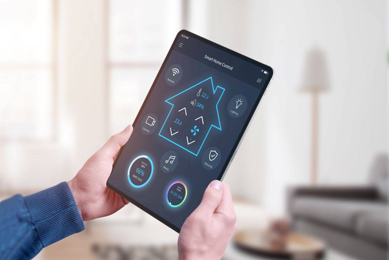 tablet mit smart home steuerung zur lichtregelung von led streifen 12v im wohnzimmer