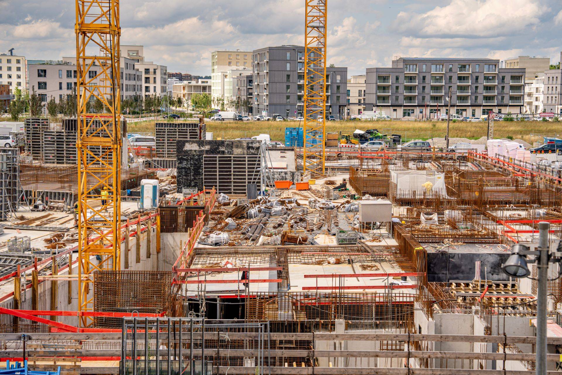 Baustelle mit Kränen und modernen Gebäuden in NRW