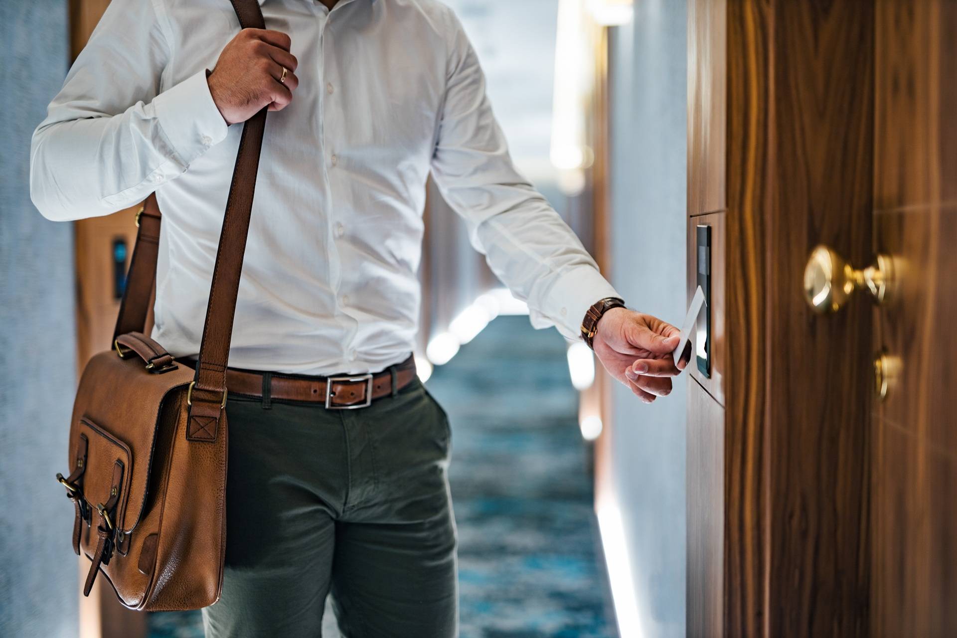 Mann mit Tasche öffnet Hotelzimmertür | Escort Köln