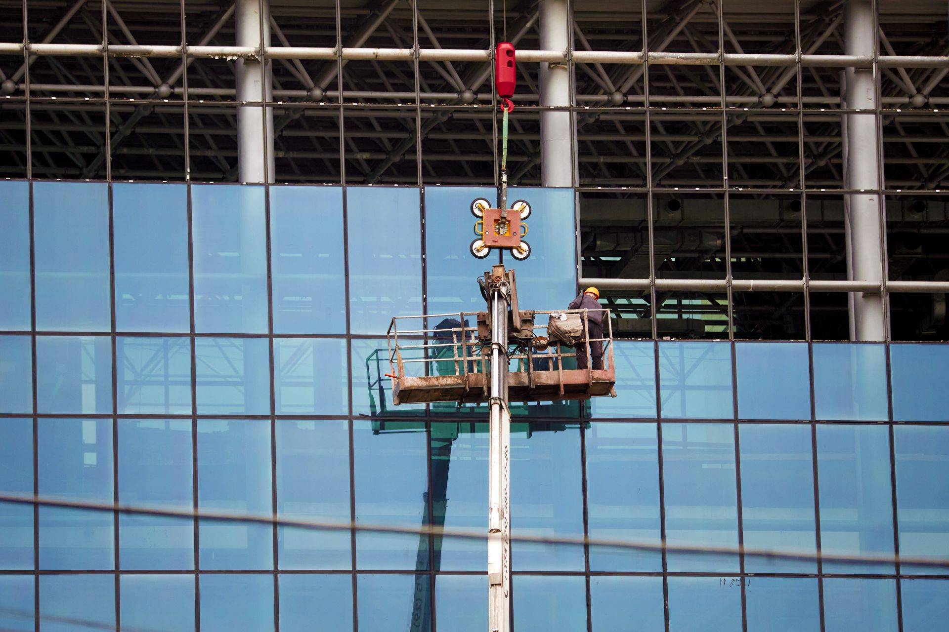 Glasfassade wird mit Hebebühne montiert